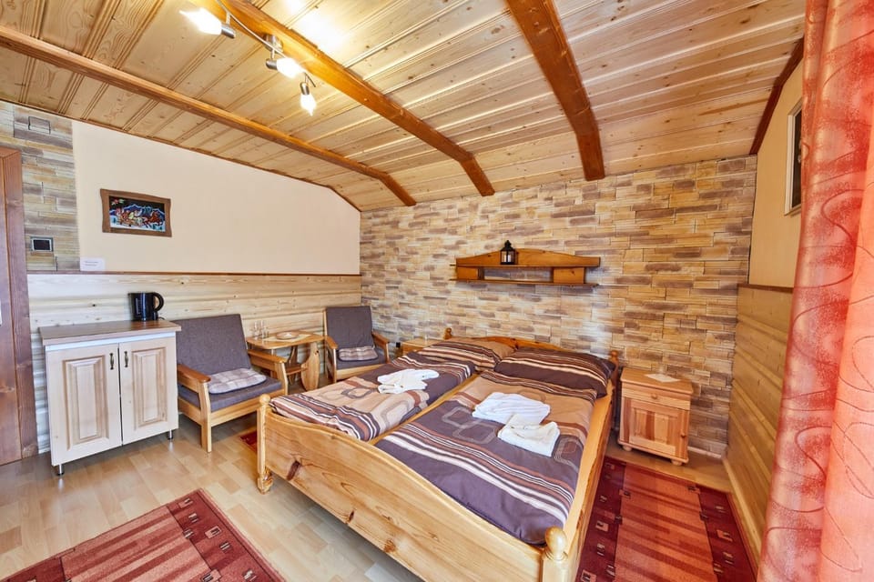 Photo of the whole room, Decorative detail, Bedroom, towels