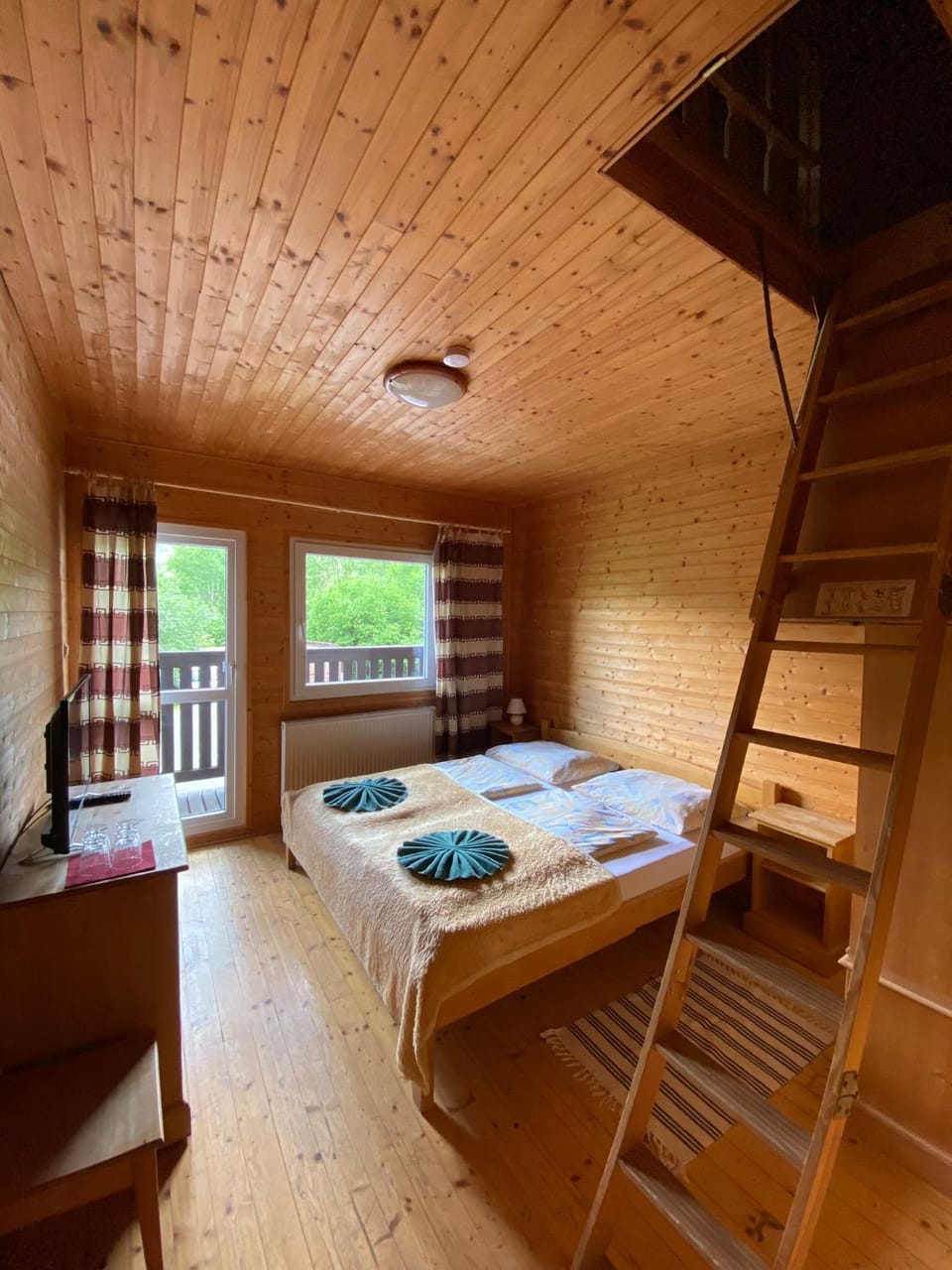 Bed, TV and multimedia, Photo of the whole room, Bedroom