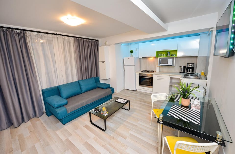 TV and multimedia, Kitchen or kitchenette, Living room, Seating area, Dining area