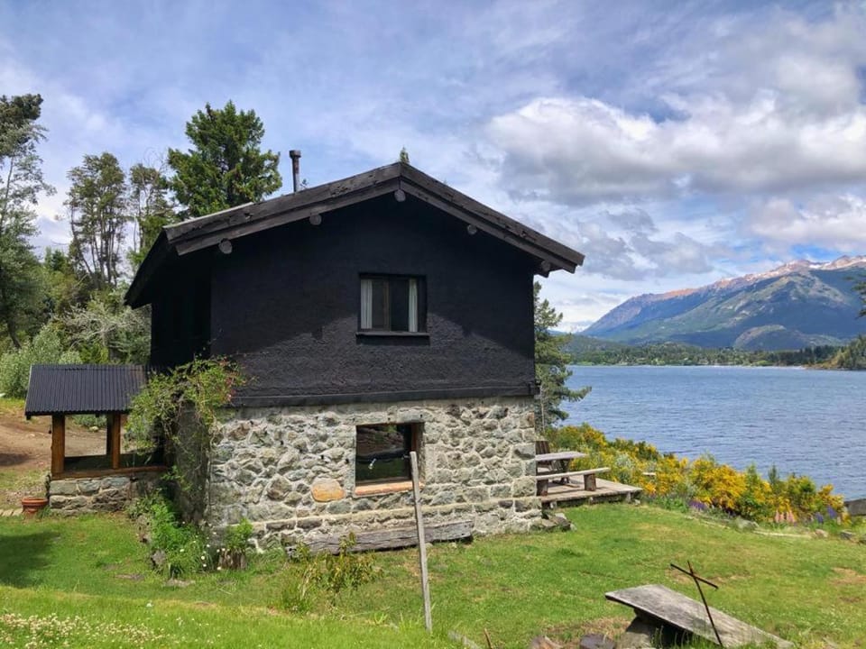 Casa de campo con costa de lago Country House in Neuquén Province, Argentina