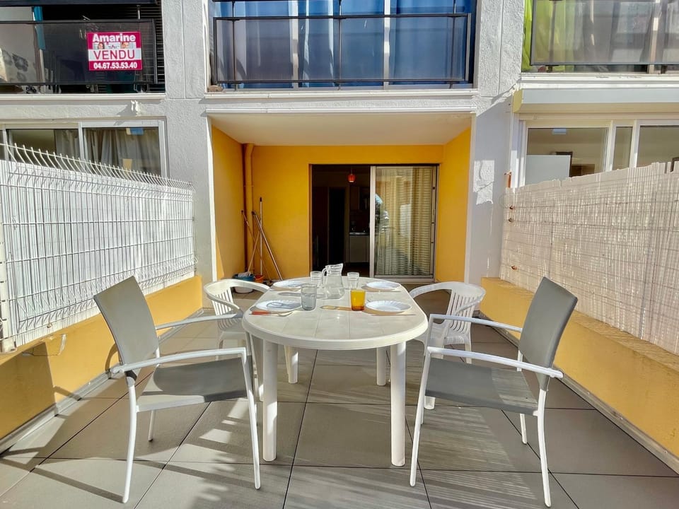 Studio cabine avec terrasse spacieuse et parking à Sète - FR-1-338-147 Cabin in Occitanie