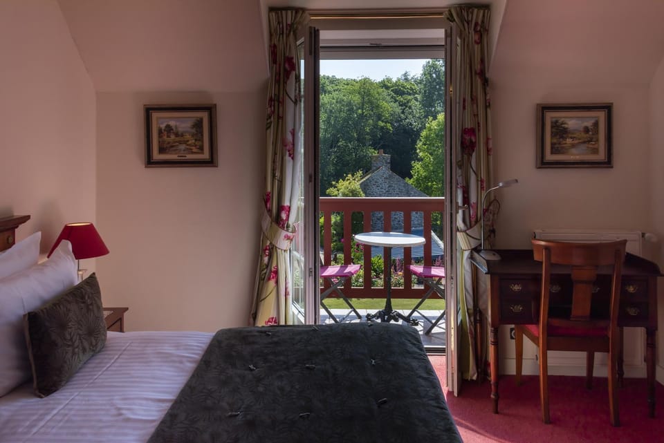 Bed, Photo of the whole room, Garden view