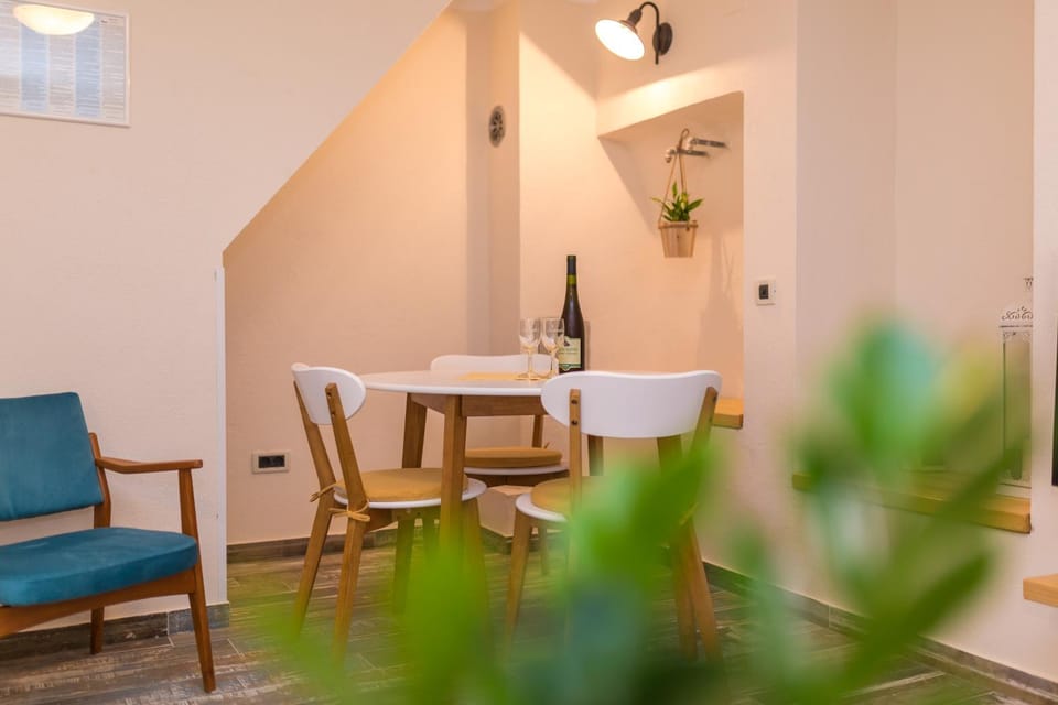 Seating area, Dining area