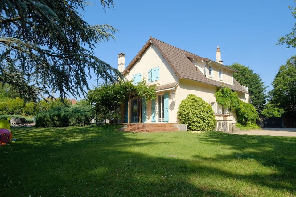 Property building, Facade/entrance, Garden, On site