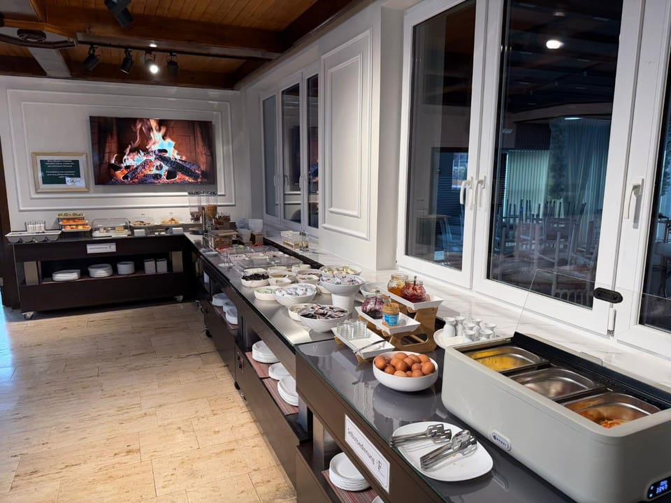 Restaurant/places to eat, Banquet/Function facilities, Buffet breakfast