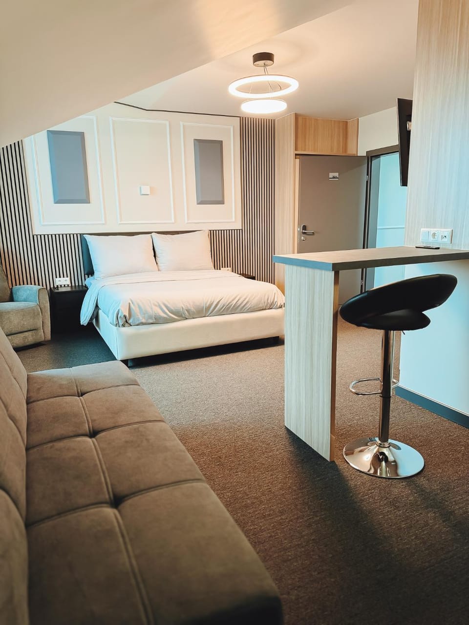 Bed, Photo of the whole room, Seating area
