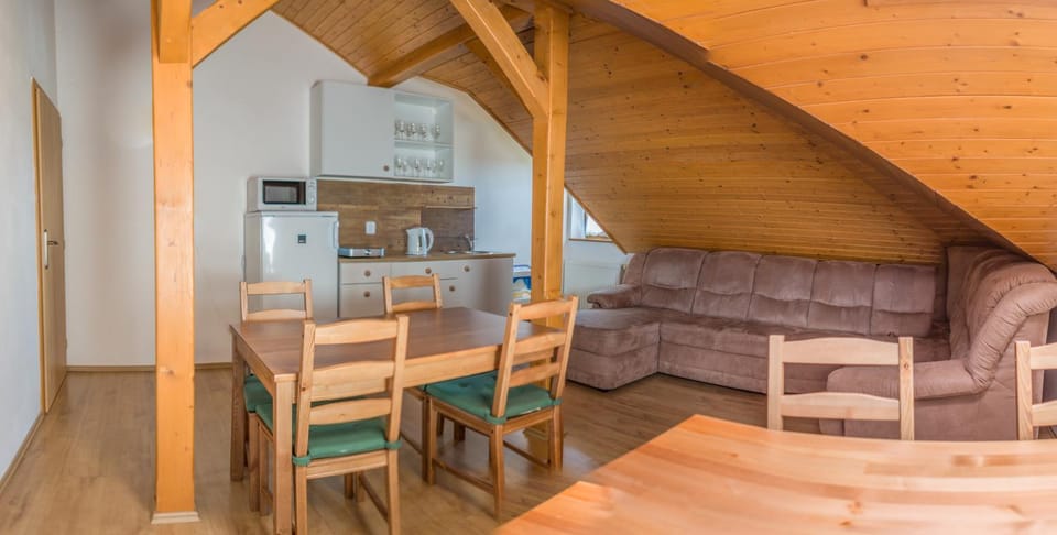 Kitchen or kitchenette, Seating area, Communal kitchen