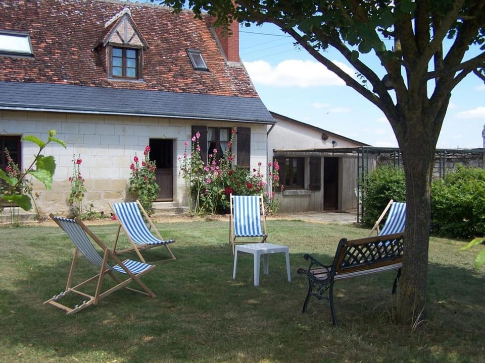 Gîte 18e avec piscine, jardin et équipements inclus, près des Châteaux de la Loire - FR-1-381-212 House in Centre-Val de Loire
