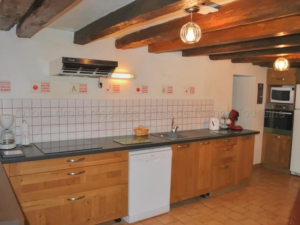 Gîte 18e avec piscine, jardin et équipements inclus, près des Châteaux de la Loire - FR-1-381-212 House in Centre-Val de Loire