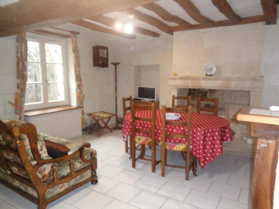 Maison tourangelle restaurée, 3 chambres, jardin clos, village viticole, proche loisirs et équipements bébé - FR-1-381-236 House in Centre-Val de Loire