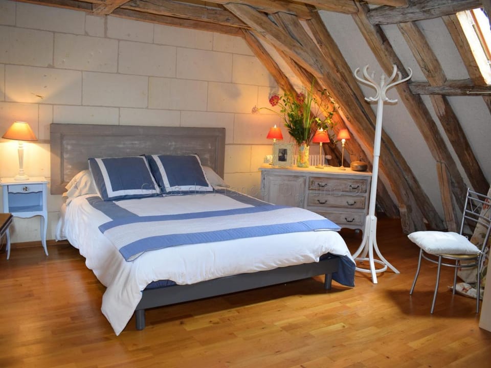 Gîte de Charme Rénové, Idéal Famille, Centre-Ville, WiFi, Parking Gratuit, Vélo Bienvenue - FR-1-381-268 House in Loches