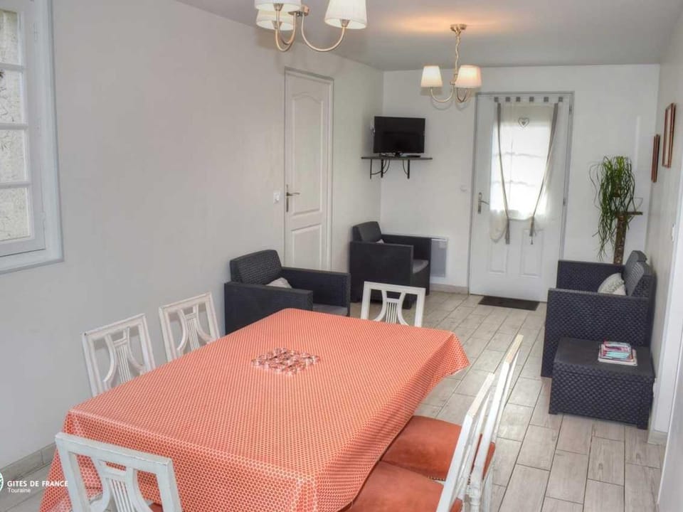 Gîte de charme avec piscine partagée près de Tours - FR-1-381-393 House in Centre-Val de Loire