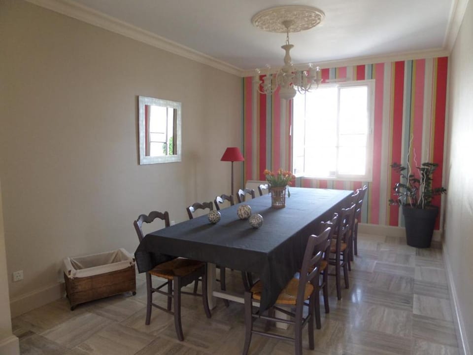 Gîte Moderne 10 Pers. en Touraine avec Jardin, WiFi, Près de la Vienne et Vignobles de Chinon - FR-1-381-395 House in Centre-Val de Loire