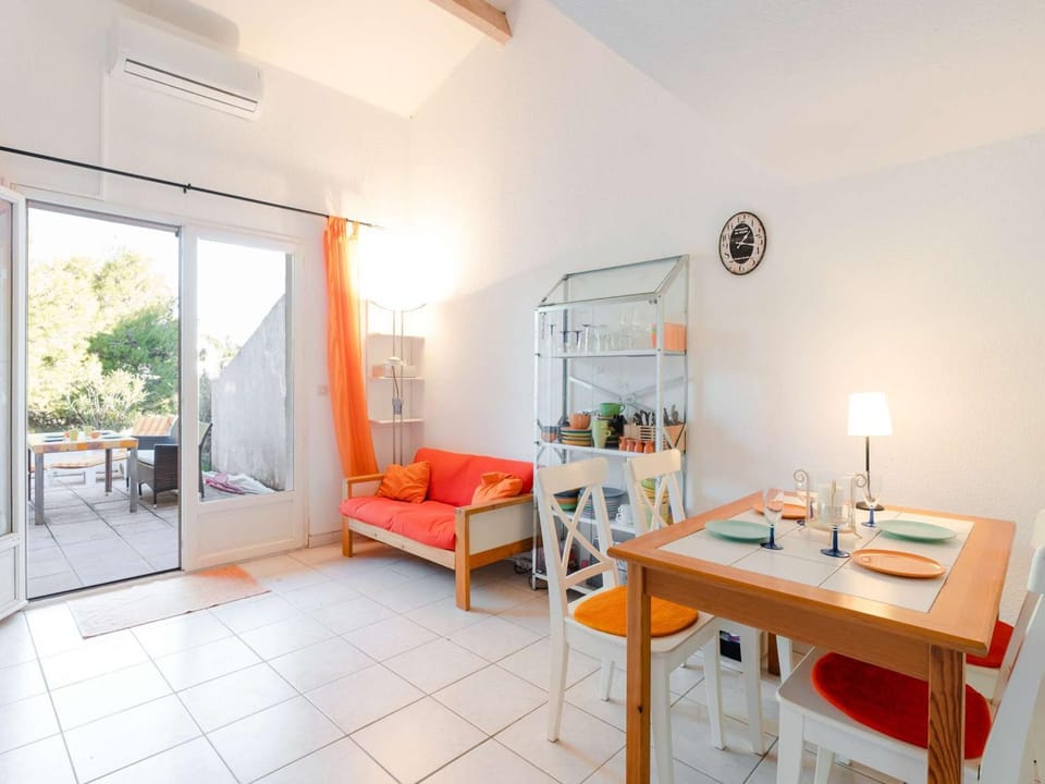 Pavillon Climatisé 3 Pièces avec Piscine, Terrasse, Parking, et Télévision - 4 Couchages - FR-1-409-3 Villa in Narbonne