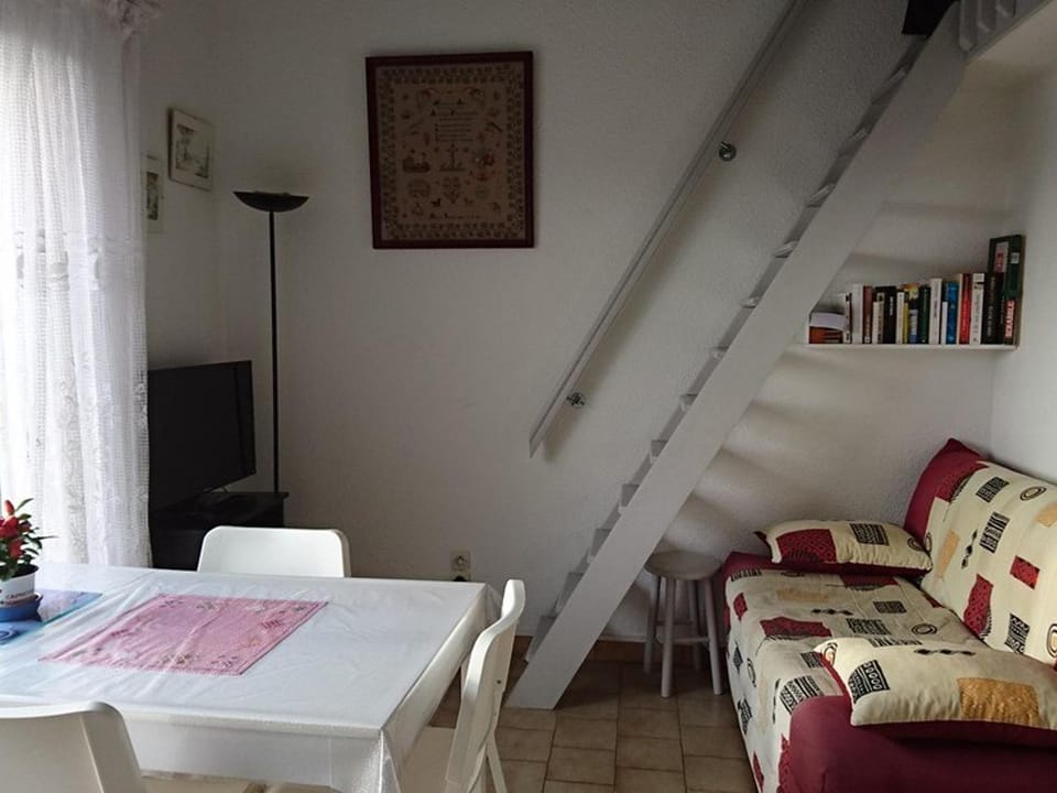 Charmant T2 Mezzanine, 4 Couchages, Clim, Terrasse, Piscine, Parking Privé - Marseillan - FR-1-326-387 Apartment in Marseillan