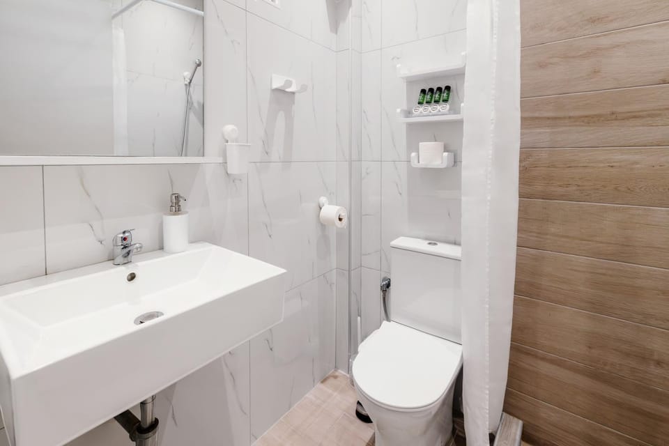 Toilet, Property building, Bathroom