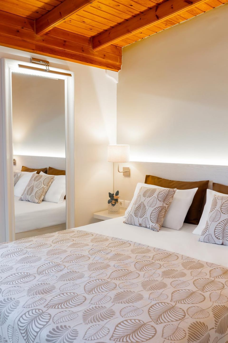 Bed, View (from property/room), Decorative detail, Bedroom, Area and facilities