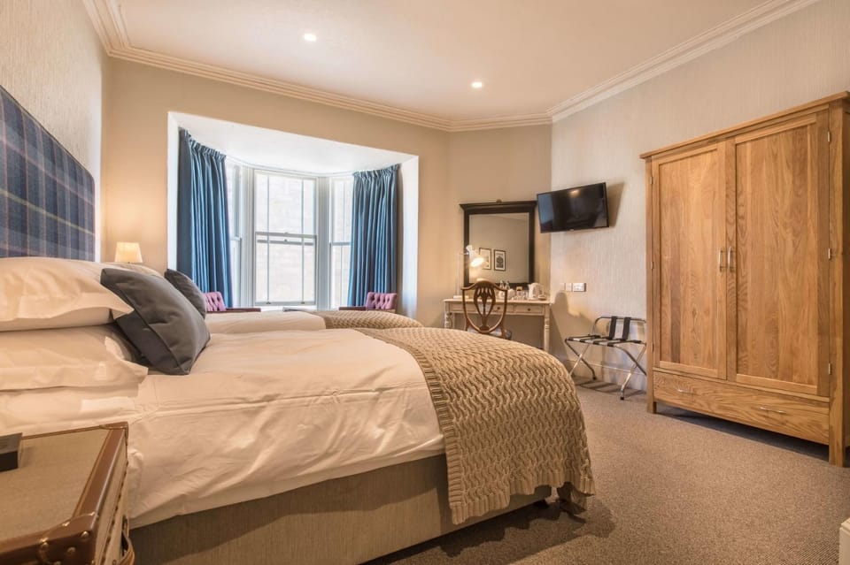 Shower, Bathroom, Coffee/tea facilities, Seating area, Bedroom