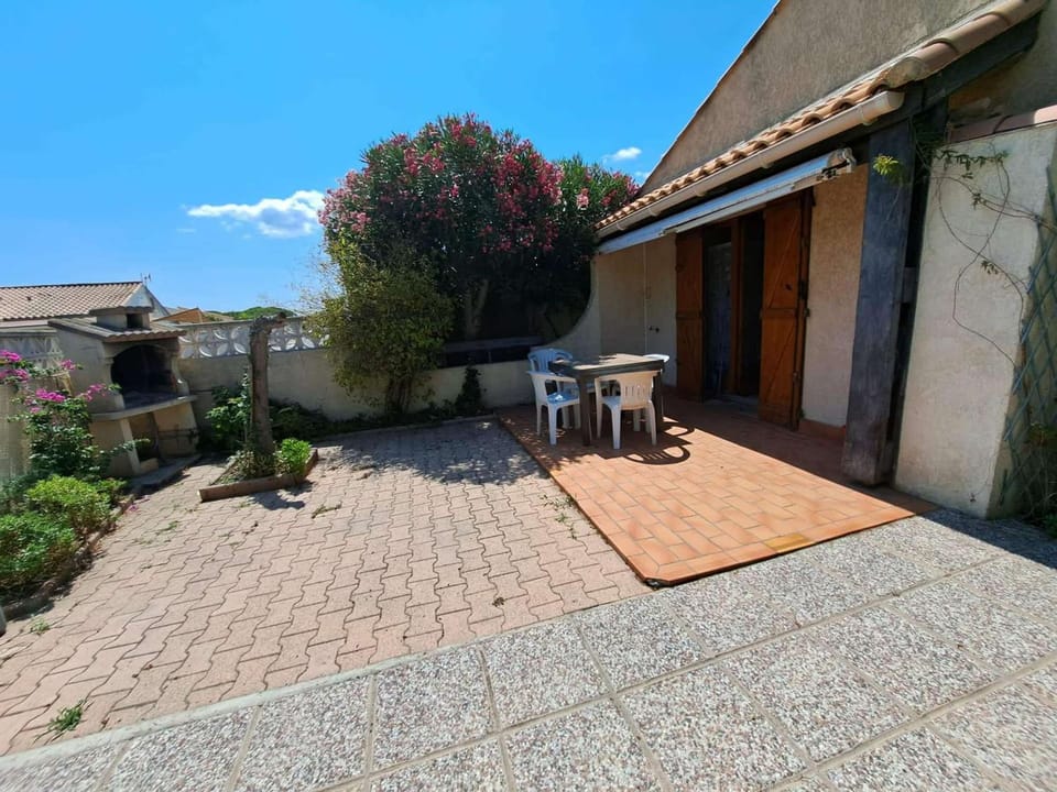 Maison mitoyenne 3 pièces avec terrasse, jardin clôturé et parking - 6 couchages à Marseillan - FR-1-326-484 House in Agde