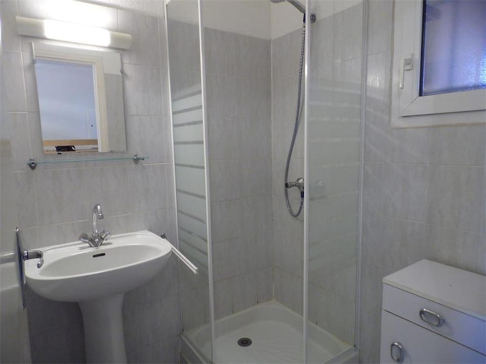Studio Cabine 4 Pers avec Véranda et Parking Privé – Proche Quai de Plaisance à Marseillan - FR-1-326-489 Cabin in Marseillan