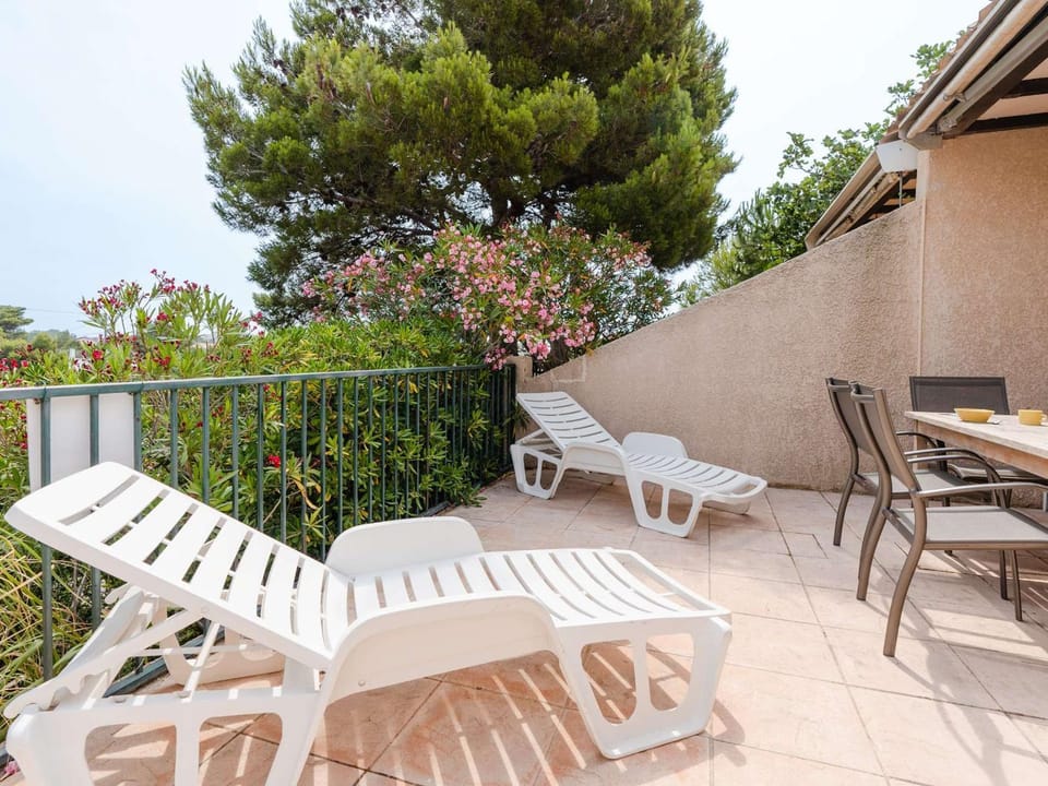 Villa T3 Mezzanine avec Piscine, Terrasse et Parking Privé, 5 min de la Plage - Narbonne - FR-1-409-37 Villa in Narbonne