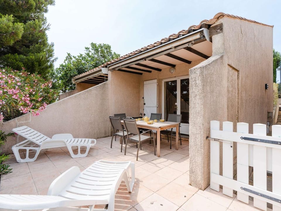 Villa T3 Mezzanine avec Piscine, Terrasse et Parking Privé, 5 min de la Plage - Narbonne - FR-1-409-37 Villa in Narbonne