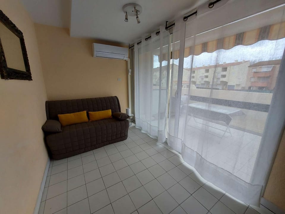 Appartement climatisé 2 pièces, accès direct plage, terrasse et parking privé - FR-1-326-531 Apartment in Marseillan