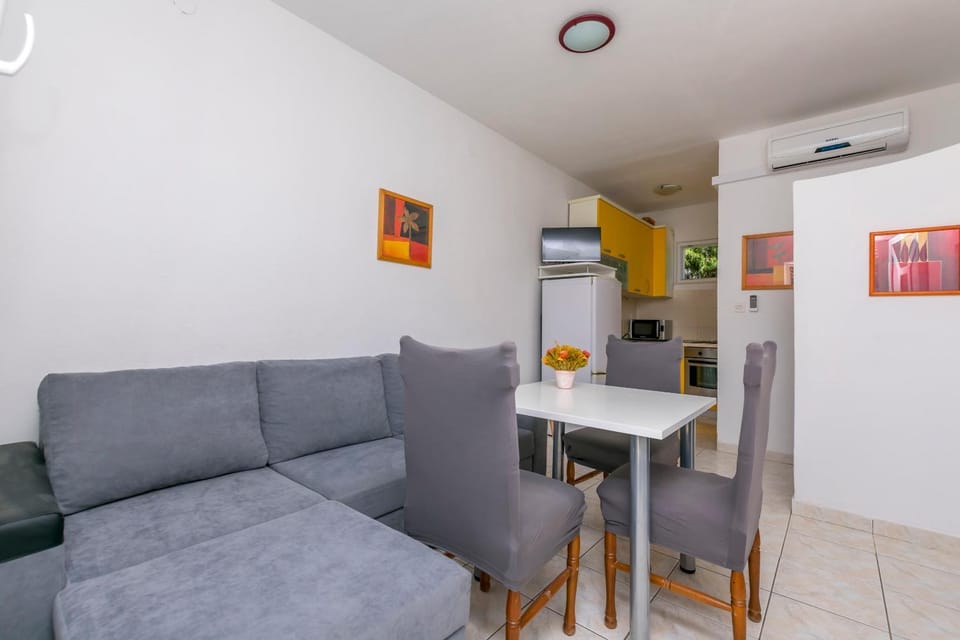 Kitchen or kitchenette, Living room, Seating area, Dining area, air conditioner
