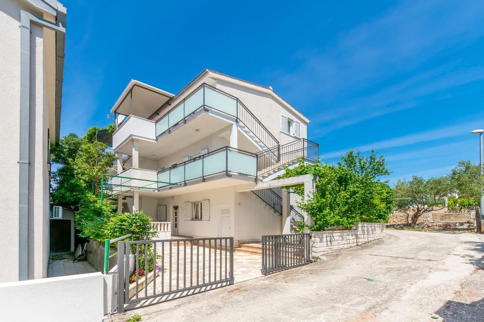 Property building, Facade/entrance, Day, View (from property/room), Balcony/Terrace, Location, Parking