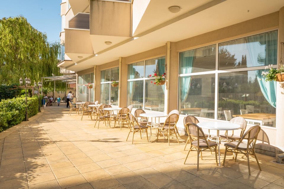 Restaurant/places to eat, Lounge or bar
