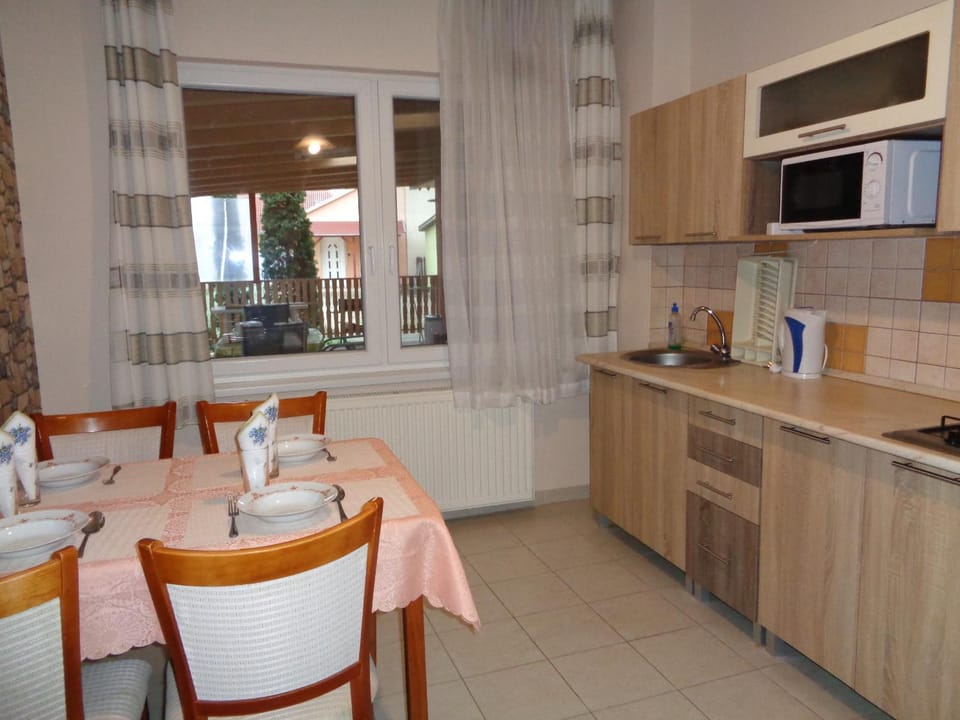 Kitchen or kitchenette, Dining area