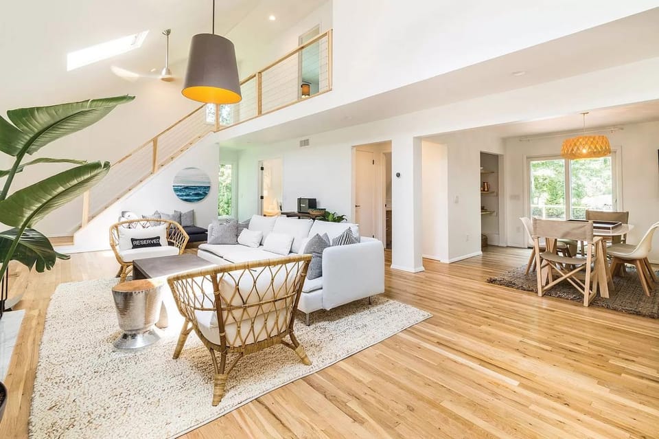 View (from property/room), Living room, Decorative detail, Seating area, Dining area