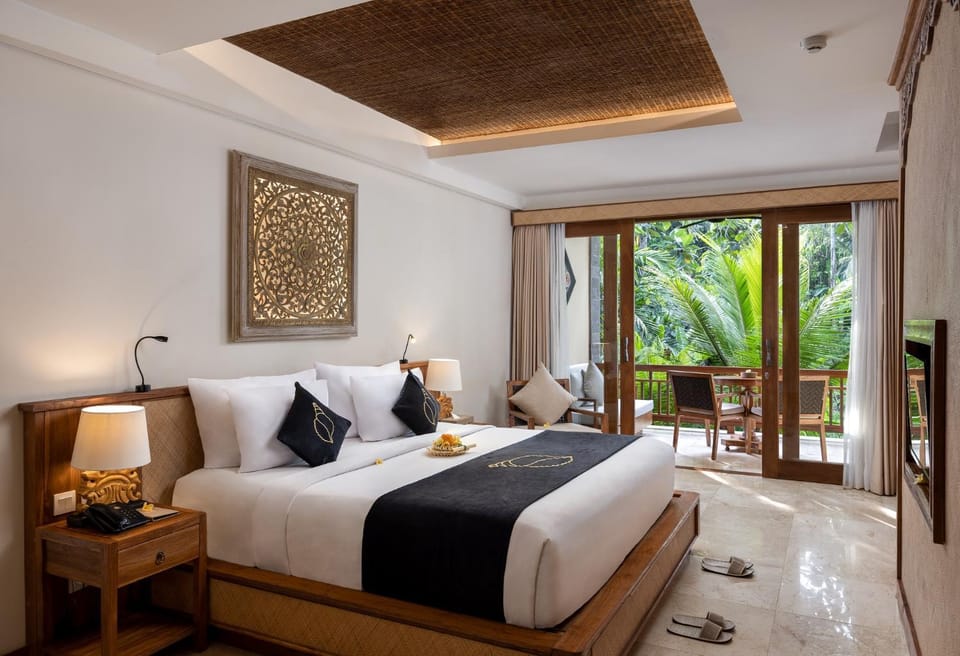 Bed, View (from property/room), Living room, Photo of the whole room, Seating area, Bedroom