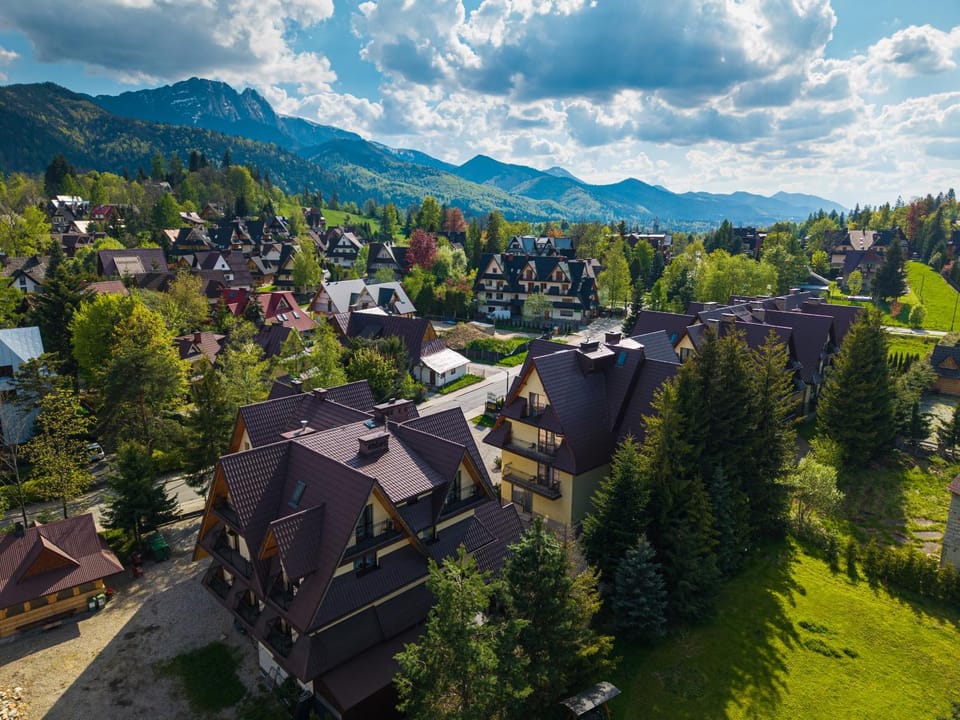Property building, Neighbourhood, Natural landscape, Bird's eye view, City view, Mountain view, Street view