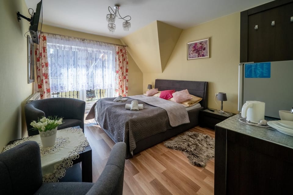 Bed, TV and multimedia, Photo of the whole room, Bedroom, towels