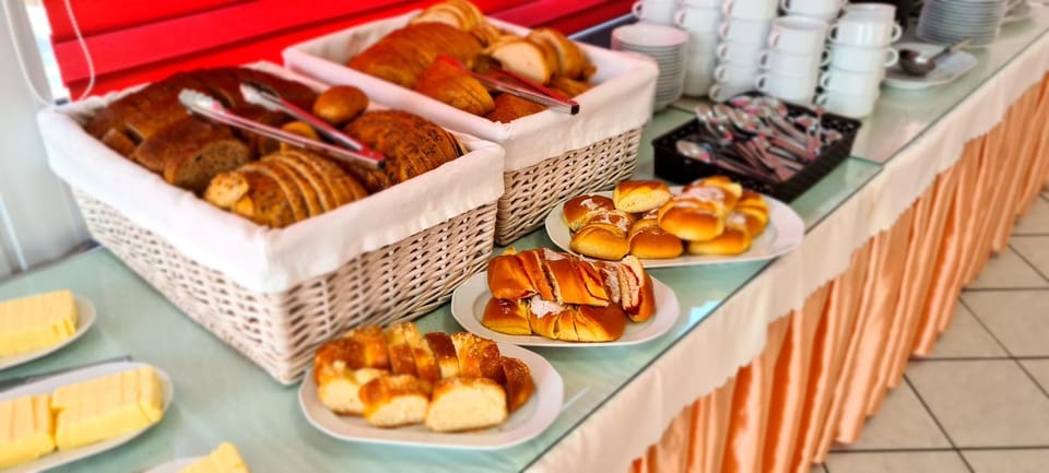 Restaurant/places to eat, Food, Breakfast, Buffet breakfast