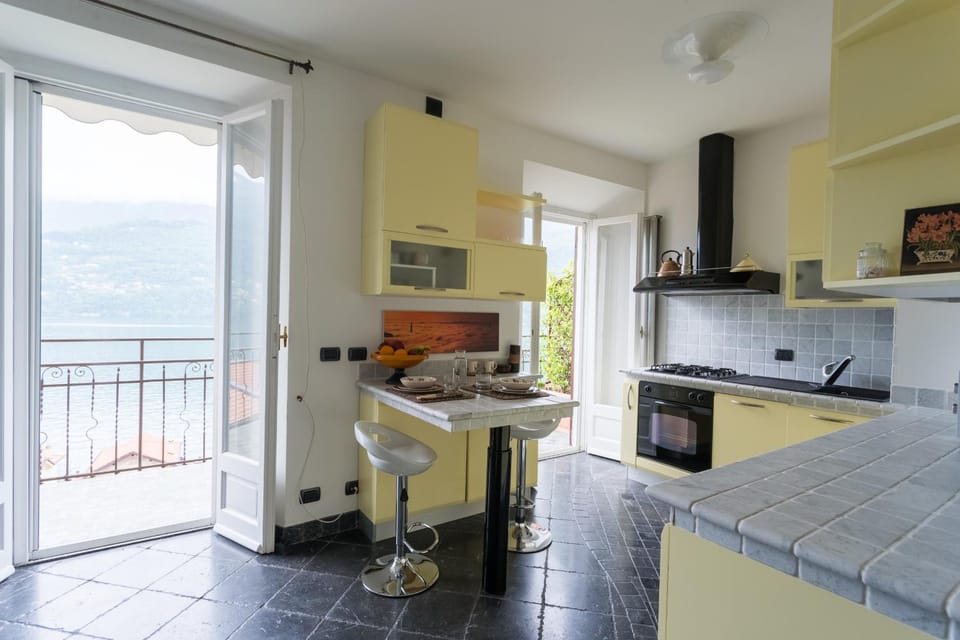 Kitchen or kitchenette, Lake view