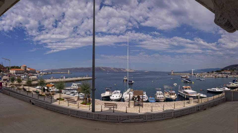 View (from property/room), Sea view, Street view