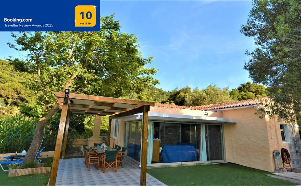 Property building, Patio, Day, Garden, Dining area, Garden view, sunbed