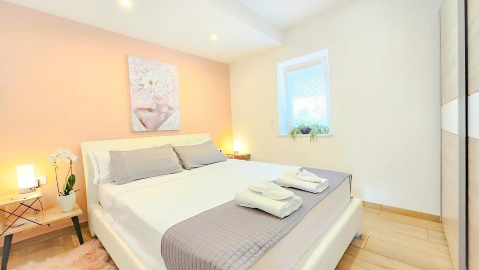 Bed, Bedroom, towels