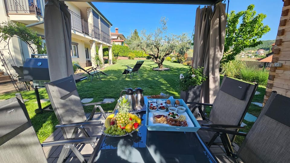 Property building, Garden, Food and drinks, Seating area, Food, Garden view