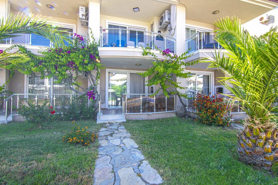 Property building, Balcony/Terrace, Balcony/Terrace