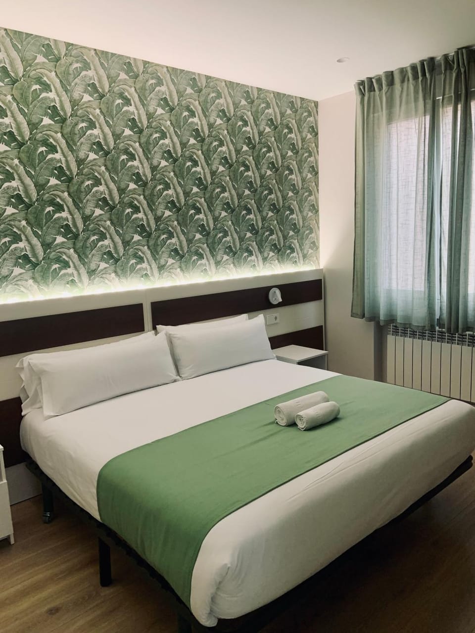 Bed, Photo of the whole room, towels
