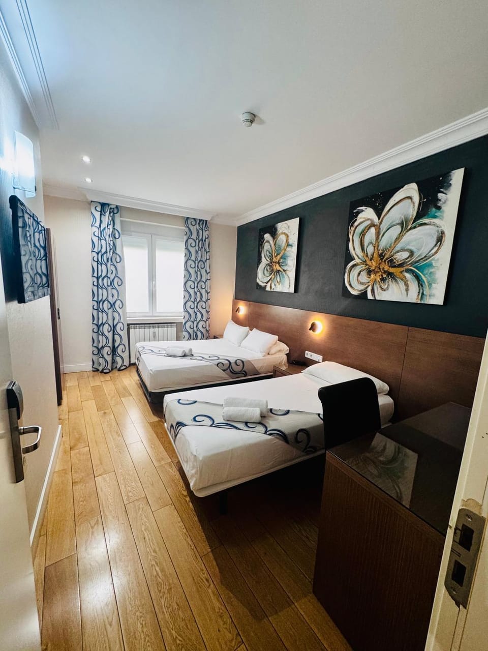 Bed, TV and multimedia, Photo of the whole room, Bedroom