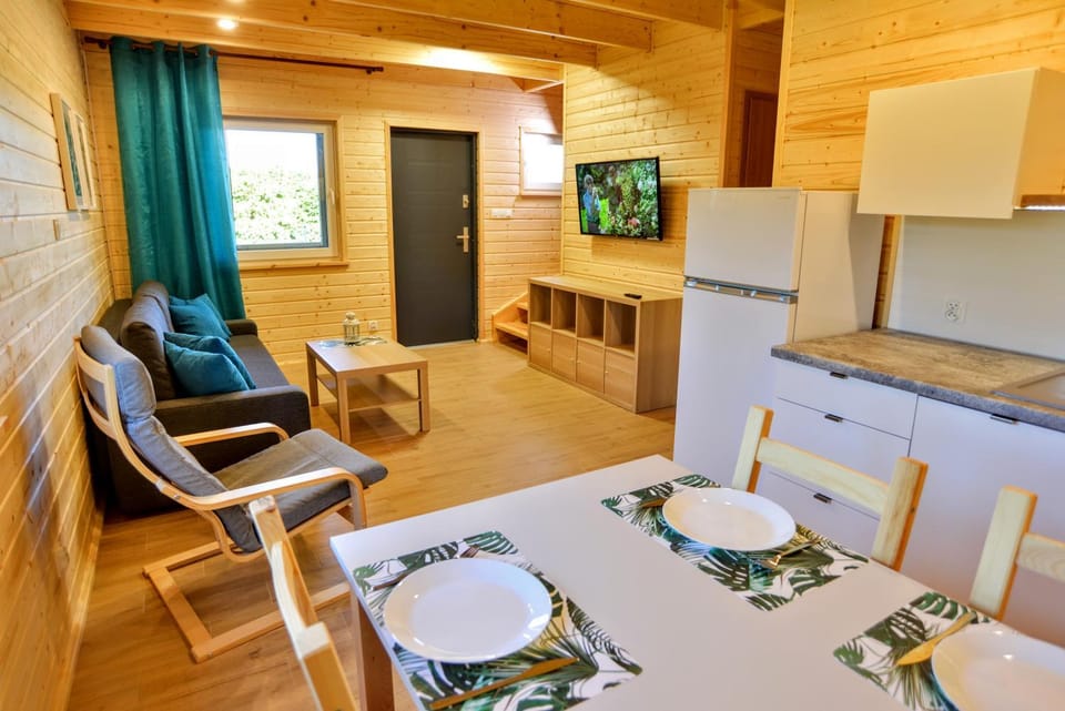 TV and multimedia, Kitchen or kitchenette, Living room, Seating area, Dining area