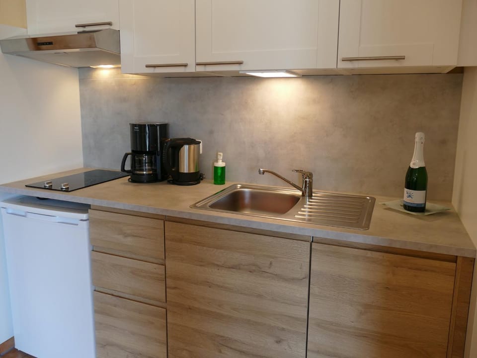 Coffee/tea facilities, Kitchen or kitchenette, stove
