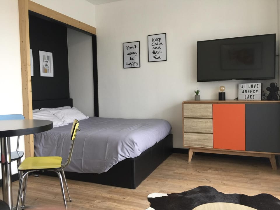 Bed, TV and multimedia, Living room, Photo of the whole room, Decorative detail, Seating area, Dining area, Bedroom