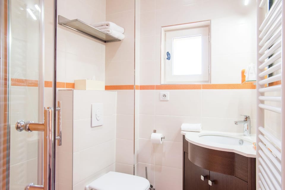 Shower, Toilet, Bathroom, towels