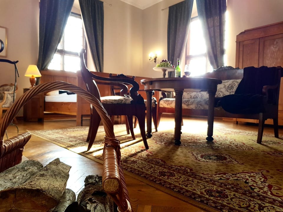 TV and multimedia, Living room, Seating area, Bedroom
