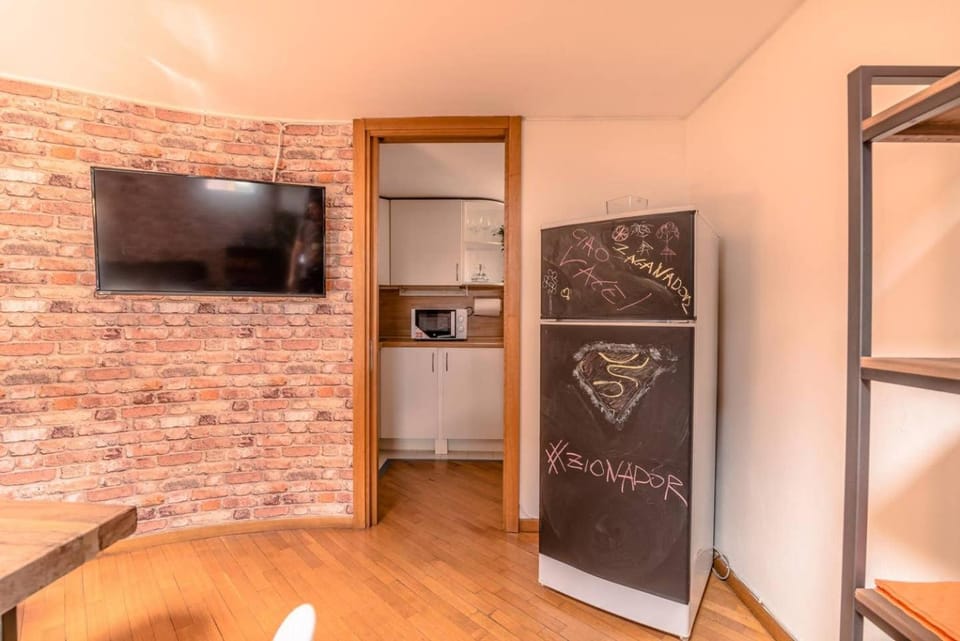 Kitchen or kitchenette, minibar